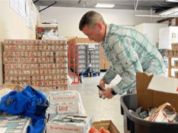 Jason Greene packs lunches for Help 4 Kids Florence